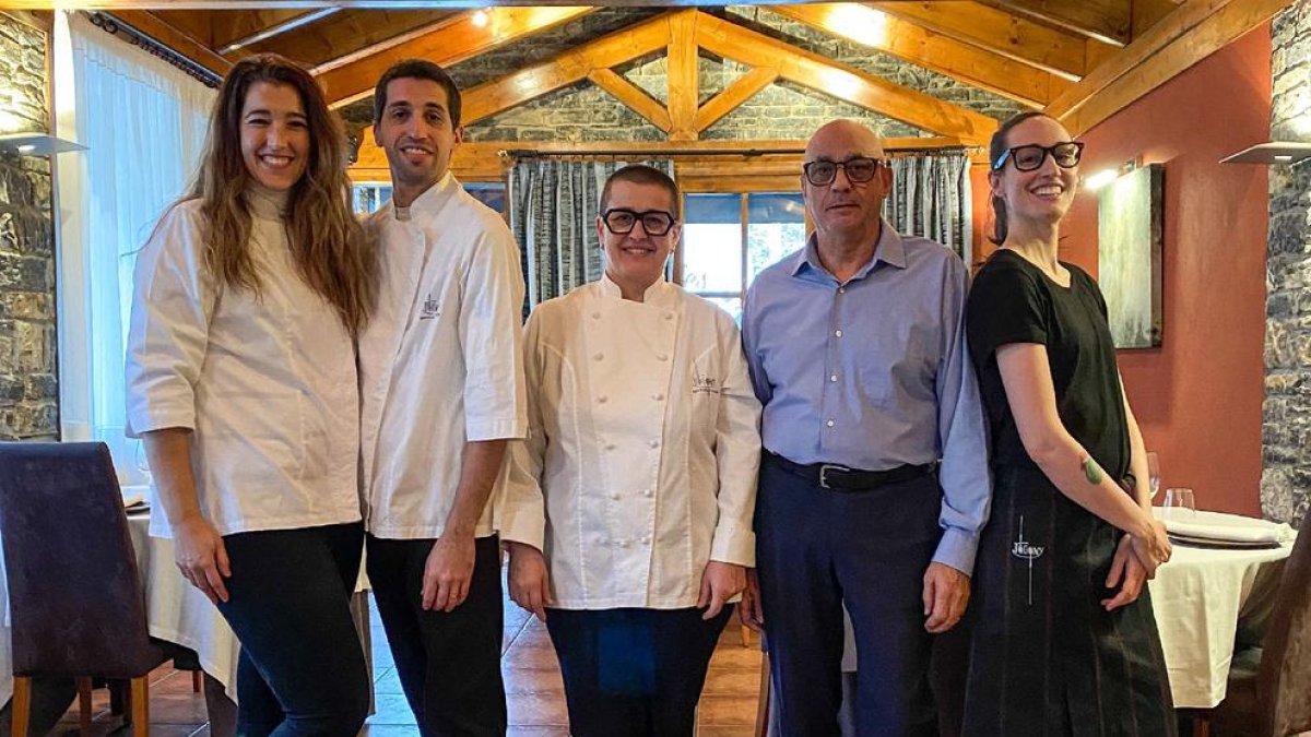La chef Zaraida Cotonat y el resto del equipo del Fogony de Sort.