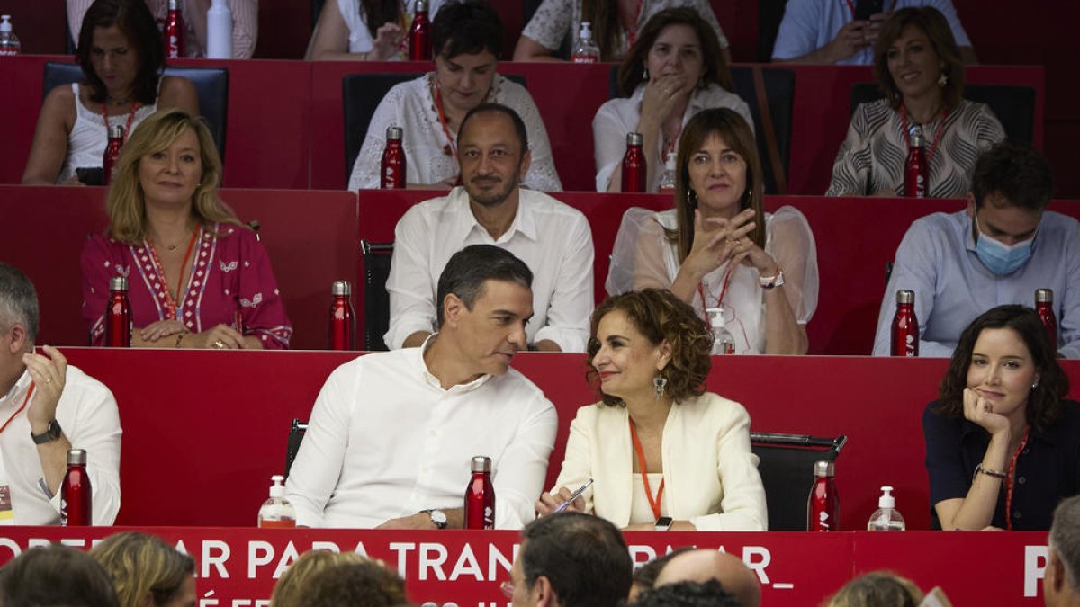 Sánchez i la recentment escollida ‘número dos’, María Jesús Montero, ahir durant el comitè federal.