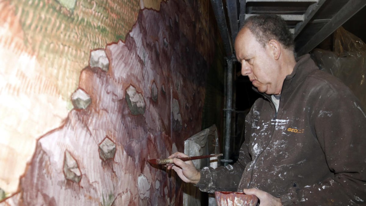Josep Minguell acaba de pintar los frescos del templo de Santa Maria de l'Alba de Tàrrega