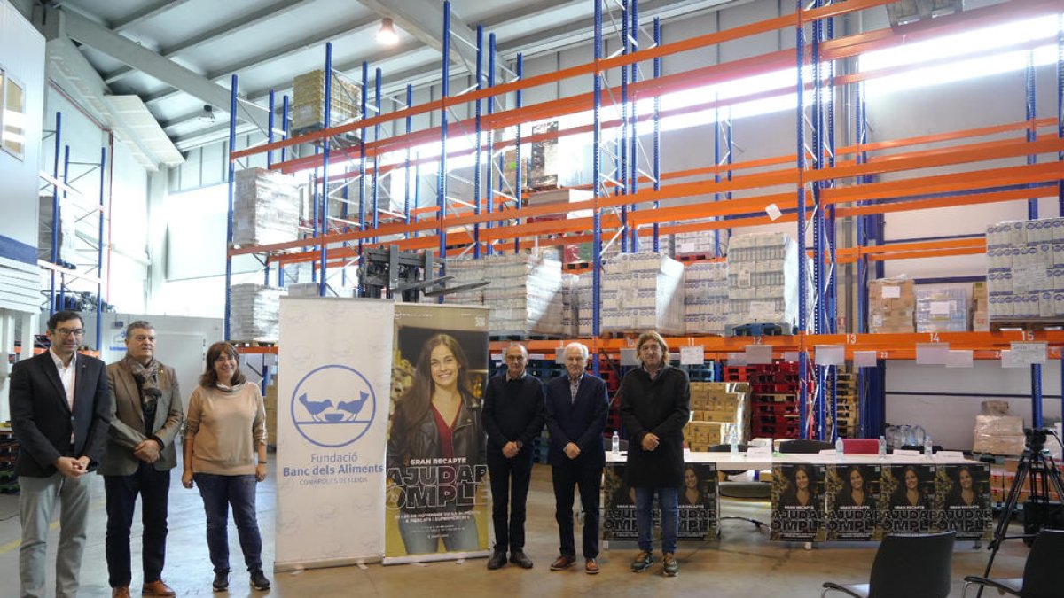 Autoritats i responsables del Banc dels Aliments, en la presentació ahir a Lleida del Gran Recapte.