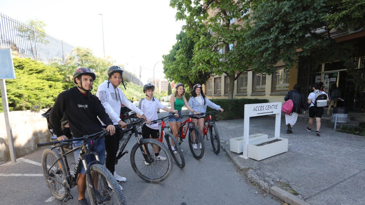 L’institut Gili i Gaya ha habilitat un aparcament per a patinets a l’interior del centre.