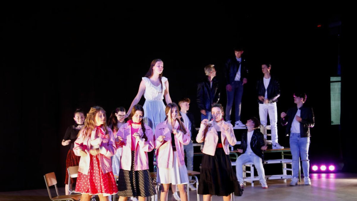 El grup de teatre de l'institut d'Artesa de Segre interpretant l'obra 'Ballarem amb grease!' a Sort.