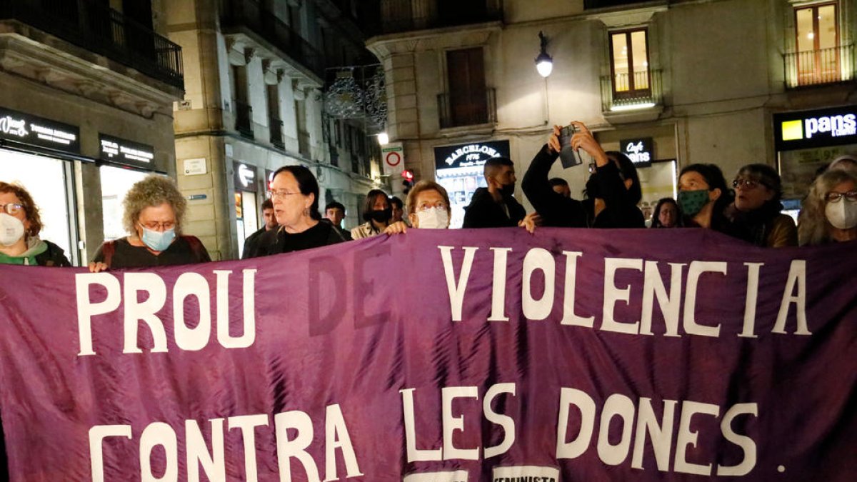 Una concentración en Barcelona para condenar la violación de una menor.