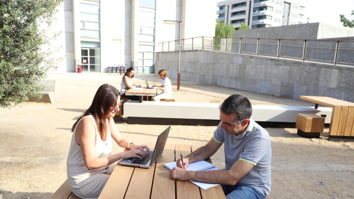 Algunes persones treballaven ahir a les zones de l’‘aula’ exterior.