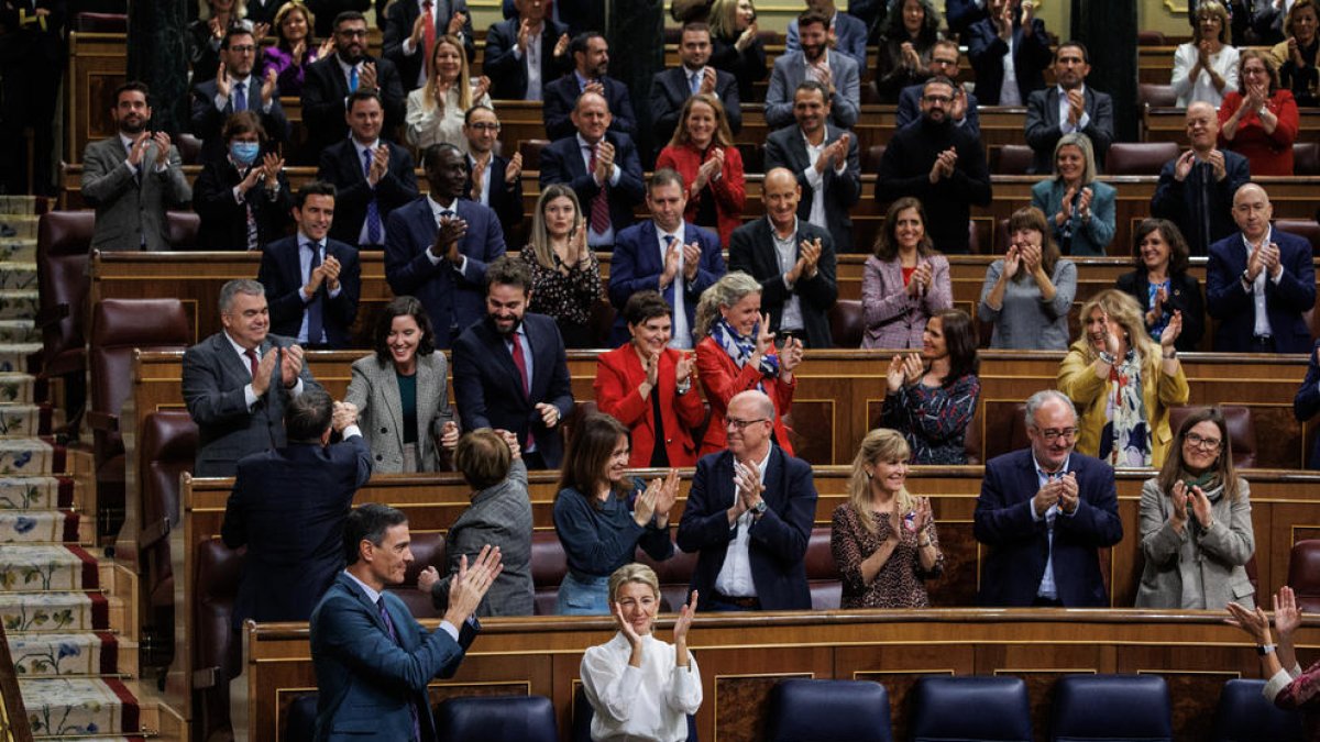 La bancada socialista aplaude tras la aprobación de los presupuestos del Estado de 2023.