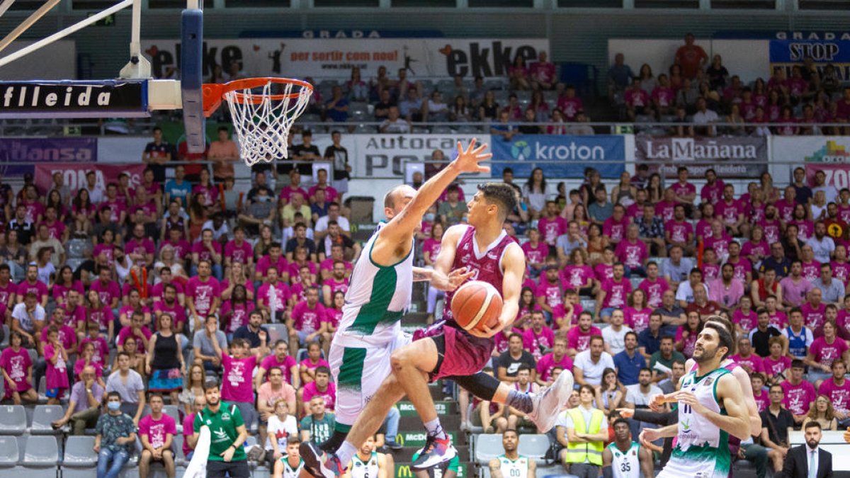 Juani Marcos intenta anotar davant l’oposició de Schmidt, que va acabar cometent falta.