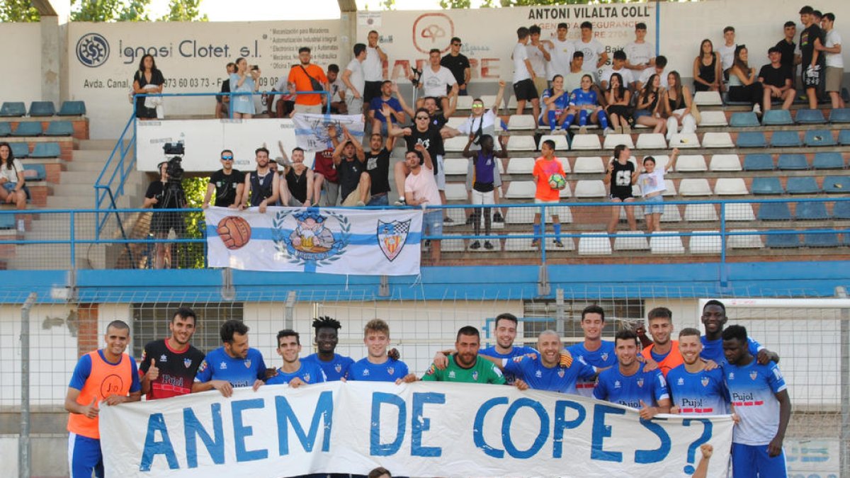 Els jugadors del Mollerussa celebren el seu segon accés consecutiu a la Copa del Rei.