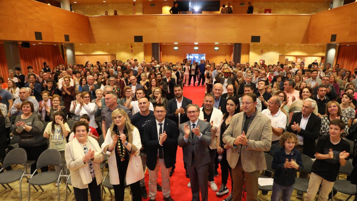 Autoritats i actors, en una sala de Lo Casino plena de gom a gom.