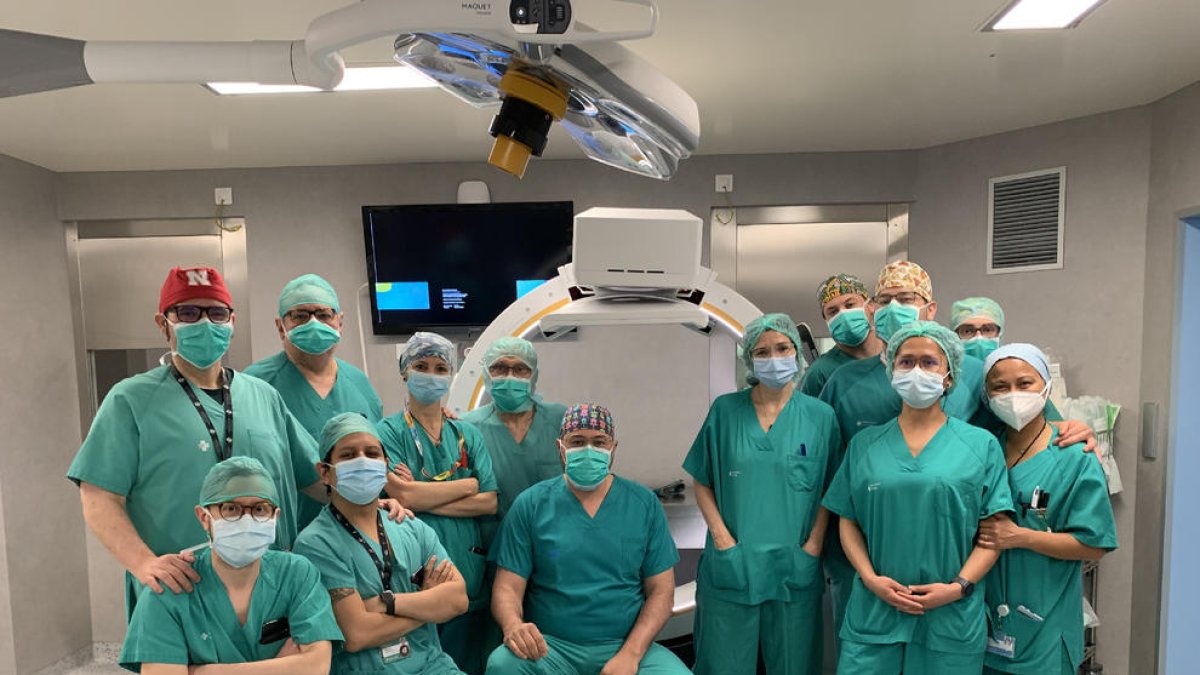 Equipo de quirófano de Neurocirurgía y Traumatología con el nuevo escáner radiológico en 3D.