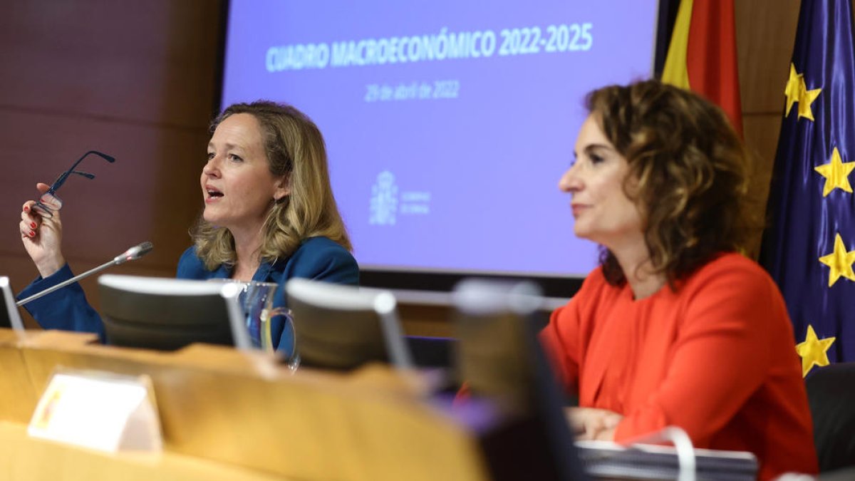 Les ministres Calviño i Montero van presentar ahir les noves previsions econòmiques.