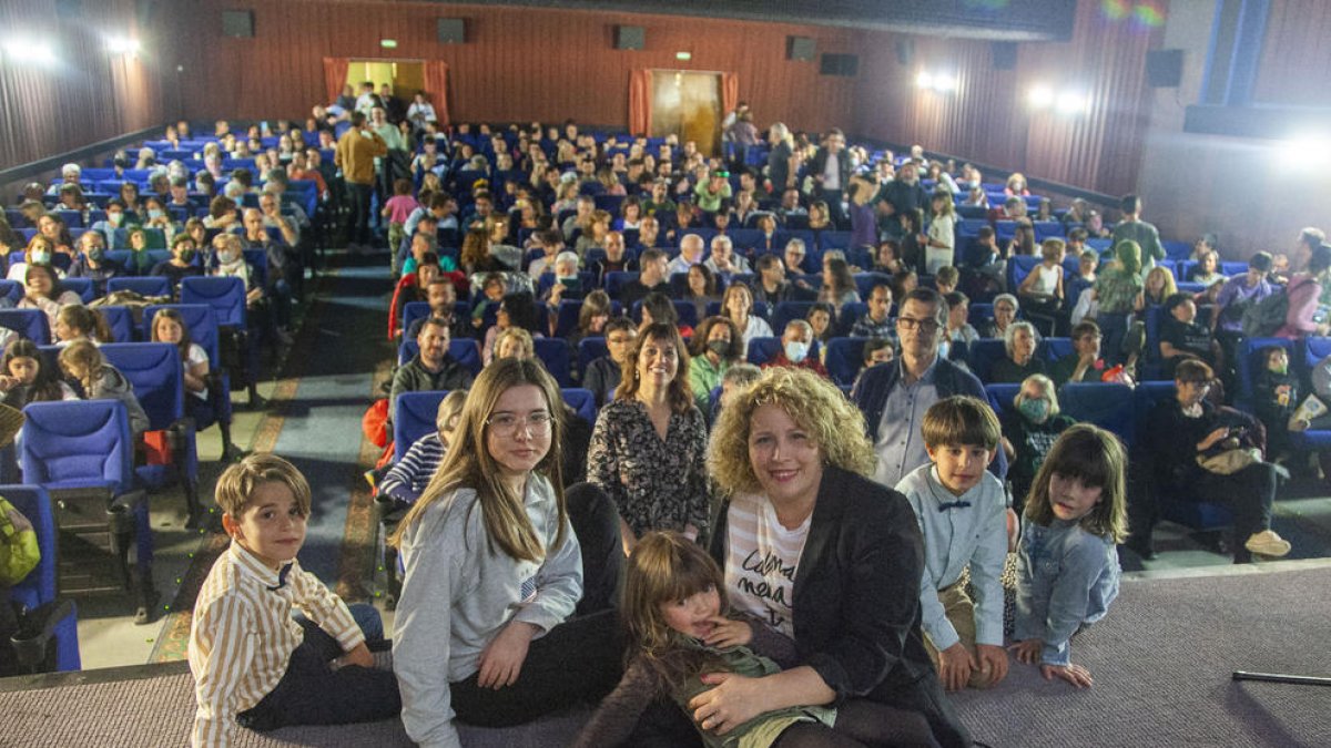 Els Cinemes Majèstic de la capital de l’Urgell es van omplir ahir a la nit per veure l’estrena d’‘Alcarràs’, amb alguns dels protagonistes.