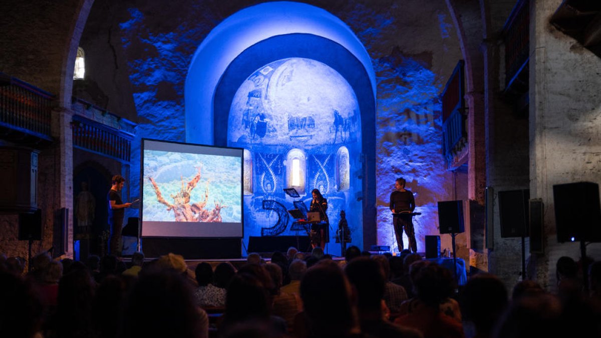 Desenes de persones van assistir a l’actuació de Maria Arnal, José Luis de Vicente i Eduard Escoffer.