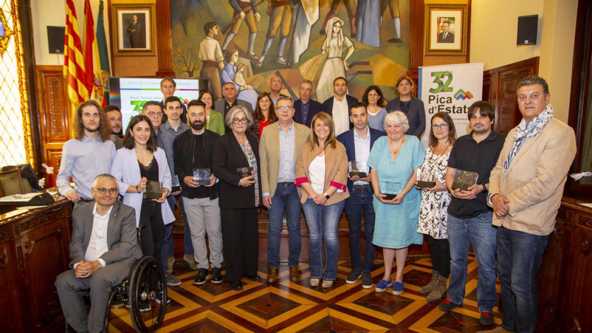 Foto de familia del jurado y los ganadores de la 32 edición del premio Pica d’Estats.