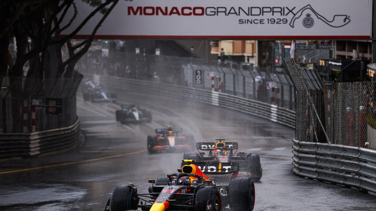 Sergio Pérez durante el primer tramo de la carrera disputada sobre la pista mojada.