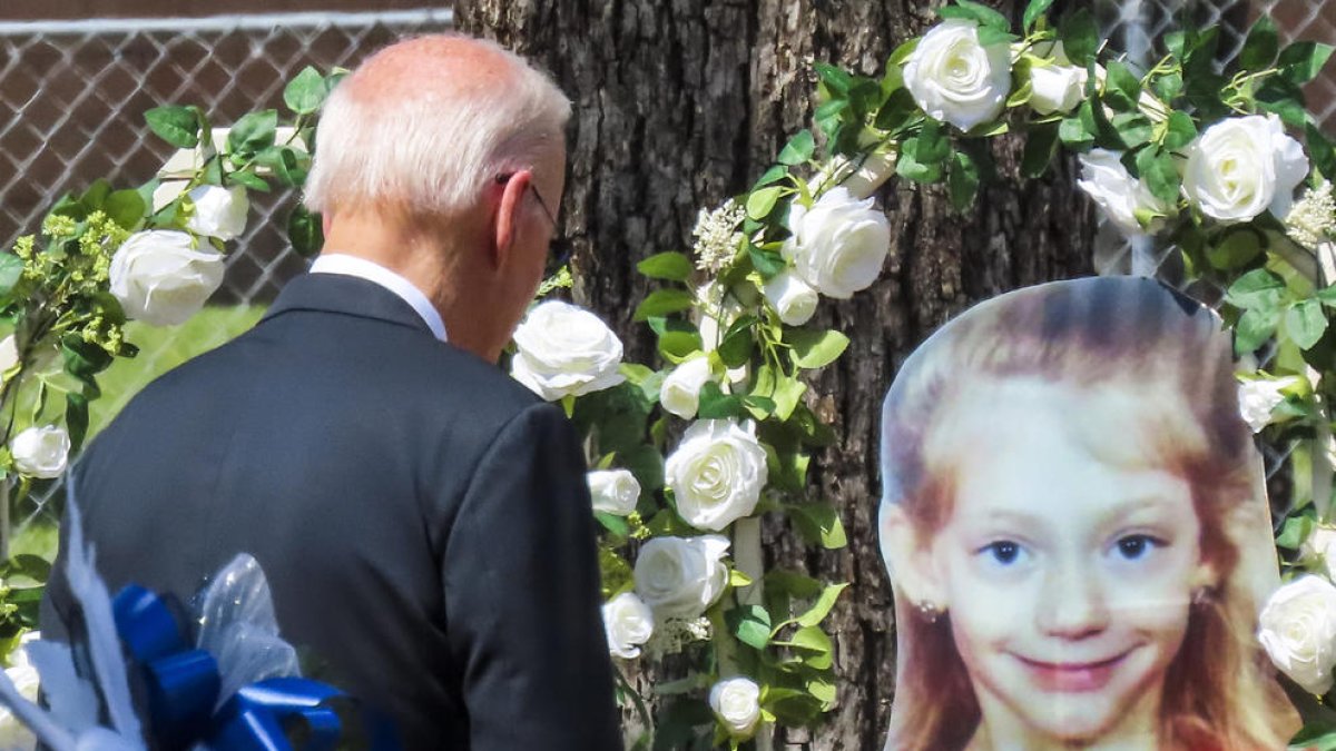 El presidente de los Estados Unidos, Joe Biden, en la escuela de Uvalde donde se registró la matanza.