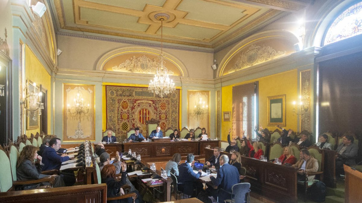 Moment en què PSC i Comú s’abstenen en la votació del pressupost, ahir al migdia.