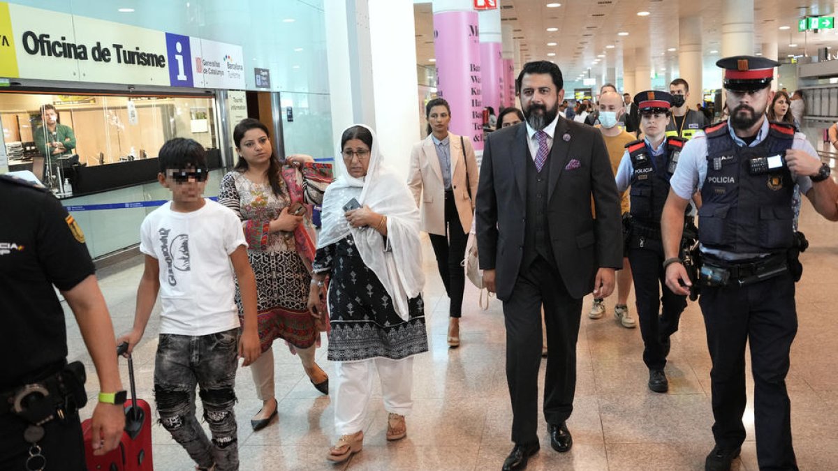 La madre y el hermano de las asesinadas, junto con el cónsul