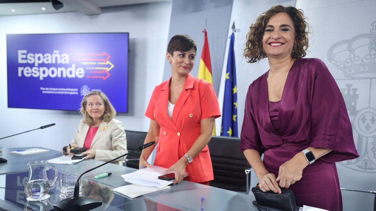 Las ministras de Asuntos Económicos, la portavoz y la de Hacienda, tras el Consejo de Ministros.