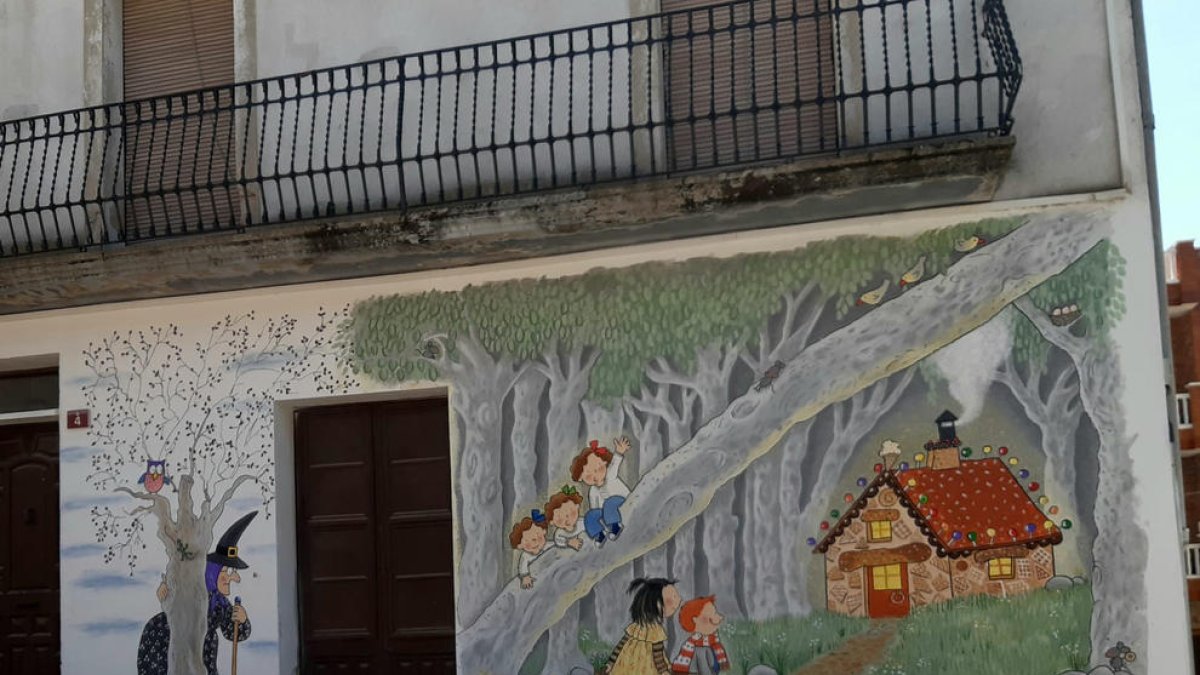 El mural de ‘Les tres bessones’ de l’artista Roser Capdevila.