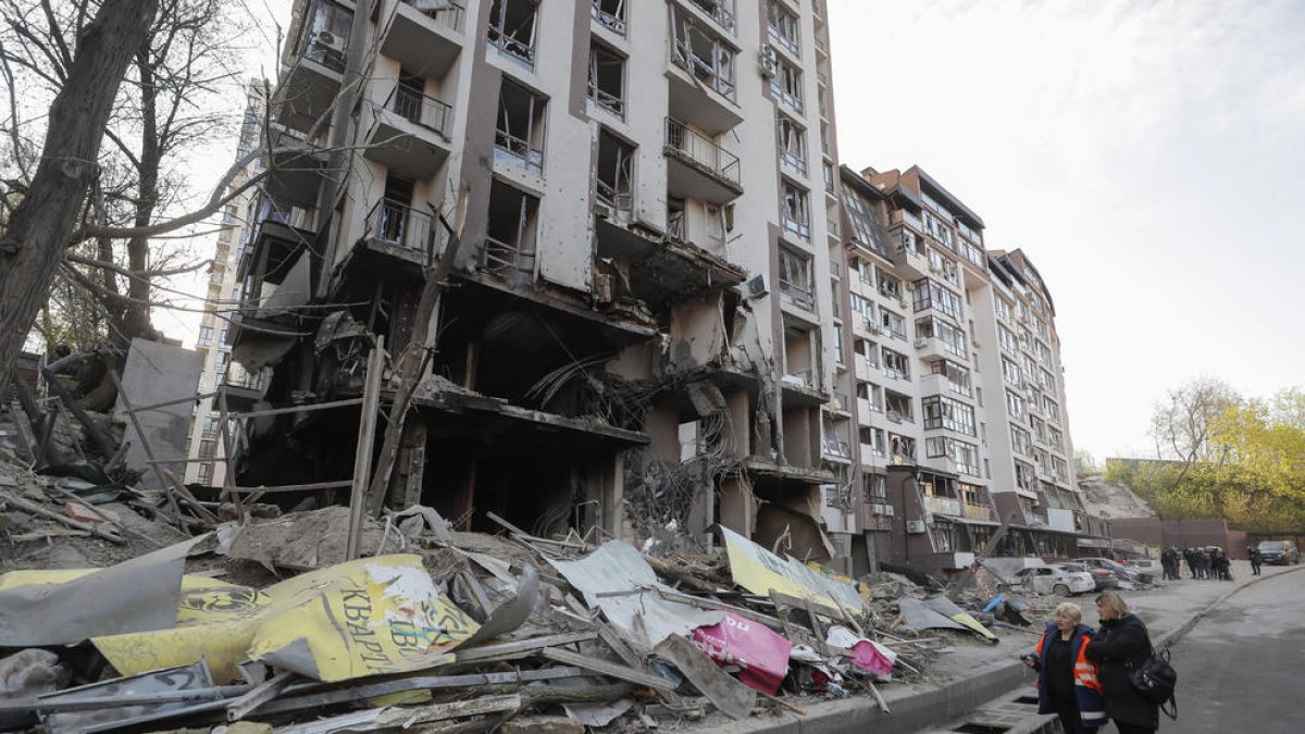 L’estat de l’edifici assolit a Kíiv pels míssils russos.