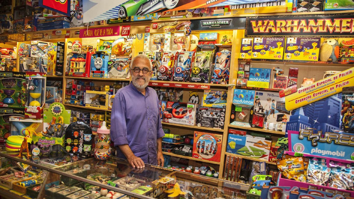 Pere Esqué Pané, en su juguetería de Tàrrega en 2015.