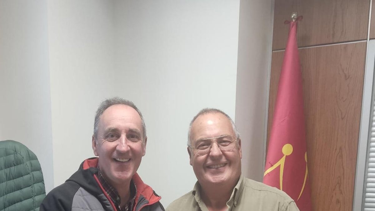 Bruna (dreta), entregant els collars GPS a un ramader.