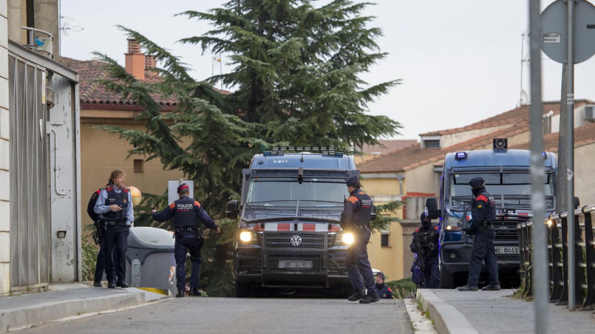 Diversos furgons dels Mossos d’Esquadra, ahir en el trasllat dels detinguts als jutjats a Lleida.