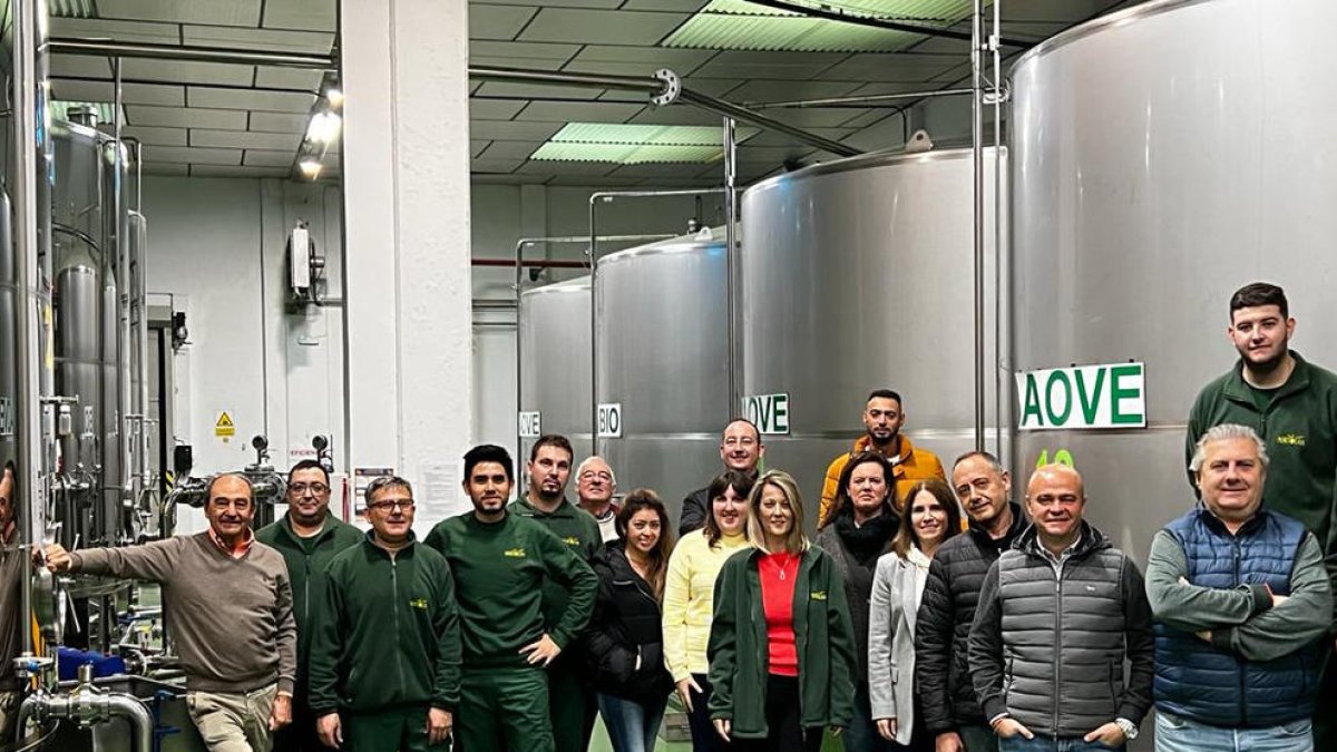 L’equip de Nortoliva, a les instal·lacions a les Borges Blanques.