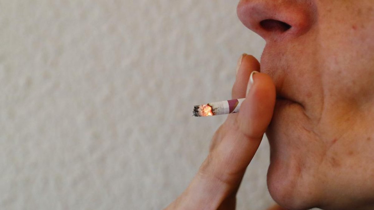 Imatge d'arxiu d'una dona acabant-se un cigarro