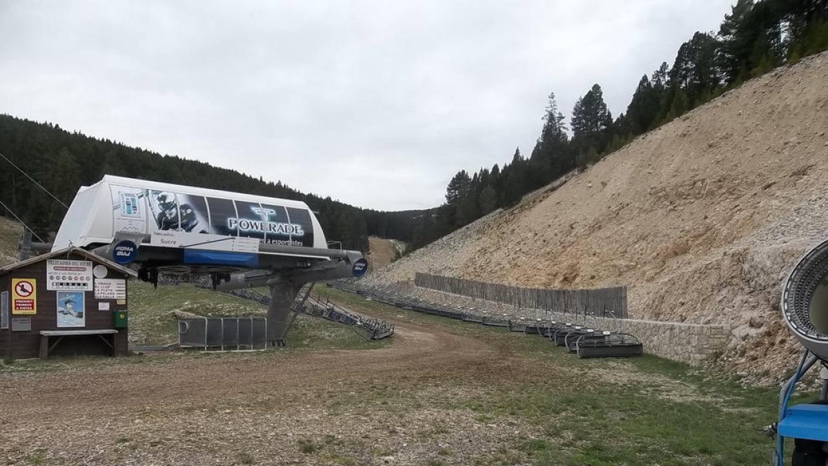 5. Revisió a Port del Comte. Cada any es desmunten tots els balancins dels telecadires per revisar i analitzar el desgast.