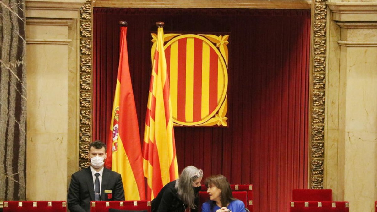 La presidenta del Parlament, Laura Borràs, i la secretària general del Parlament, Esther Andreu, conversant durant un ple.