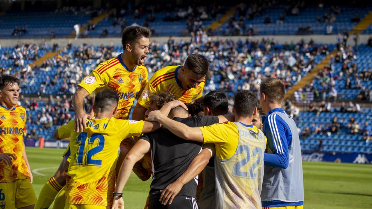 La plantilla leridana celebró su triunfo, que rompe su racha de seis partidos ligueros sin ganar.