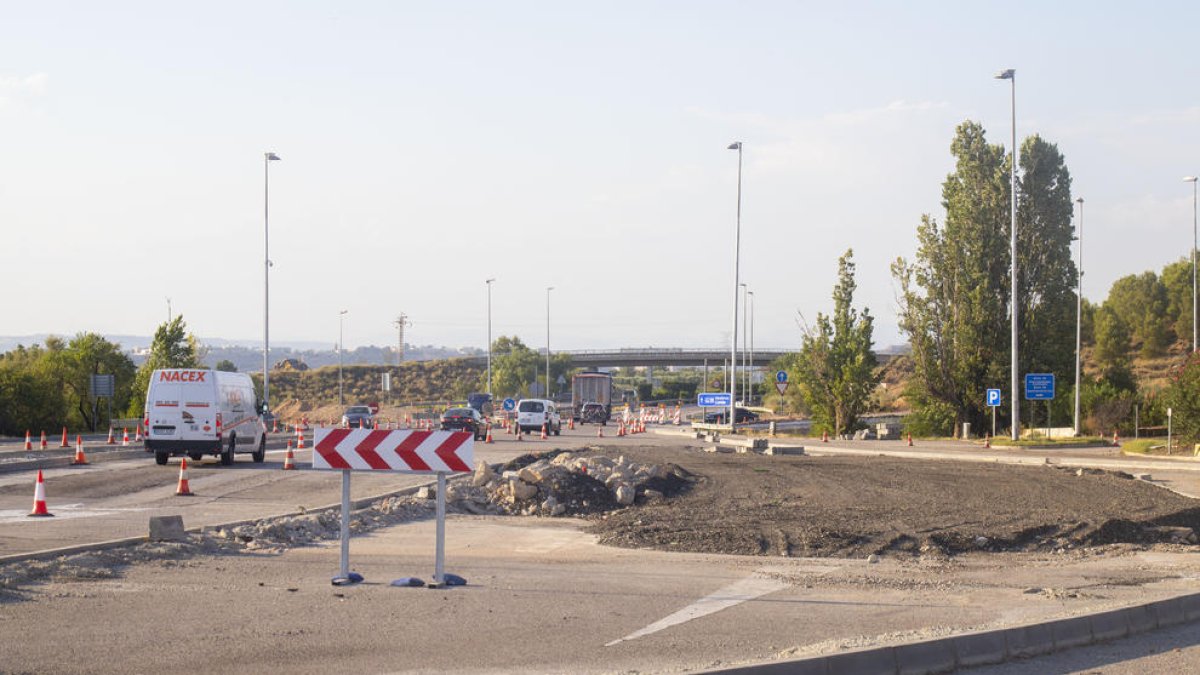Las obras para construir una rotonda en el antiguo peaje de la autopista en Lleida ciudad.