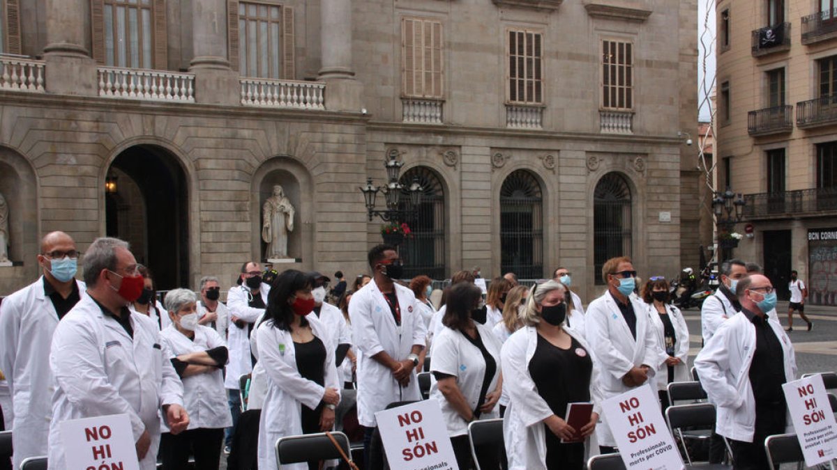 Una concentración de médicos en la plaza Sant Jaume de Barcelona.