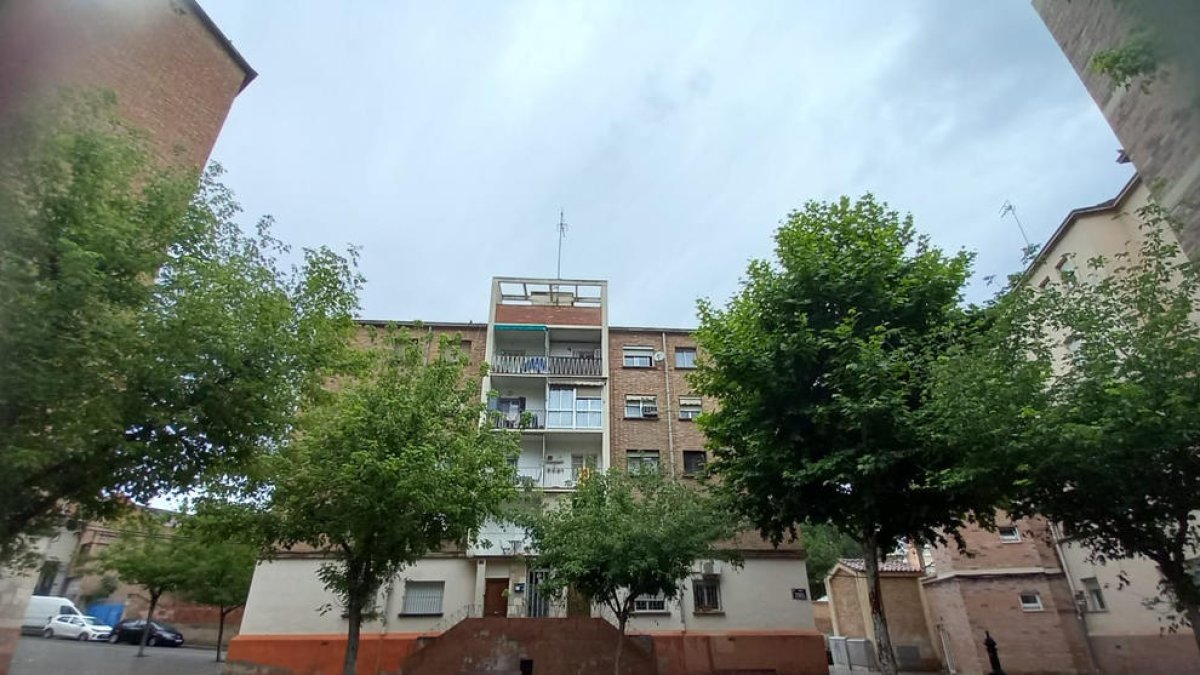 Imatge de l’exterior del bloc de pisos, dels anys 60.