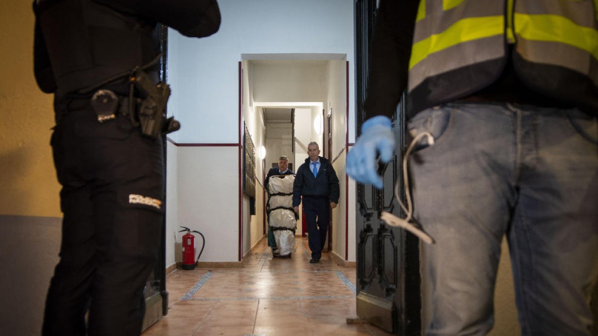 Los forenses sacando el cuerpo de la joven asesinada en Madrid.