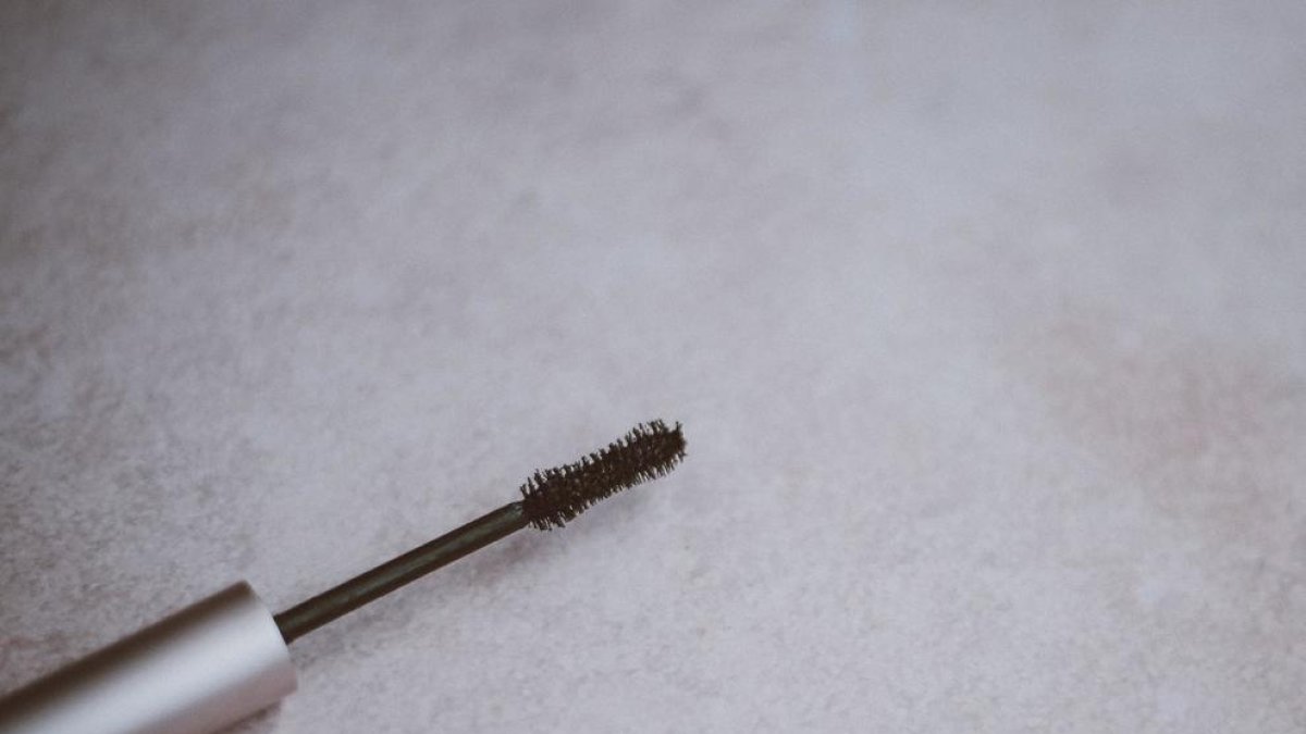 Alerta per substàncies nocives en màscares de pestanyes de tres conegudes marques