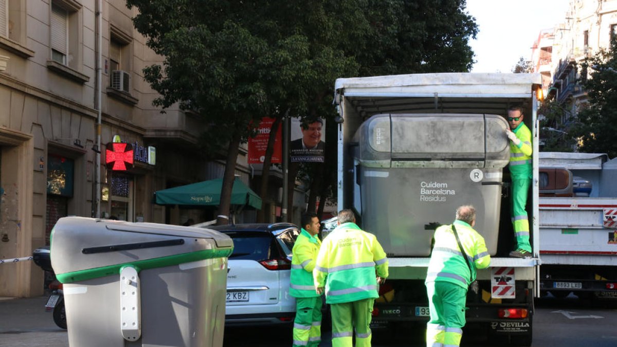 Troben un tros de cadàver en un contenidor a l'Eixample de Barcelona