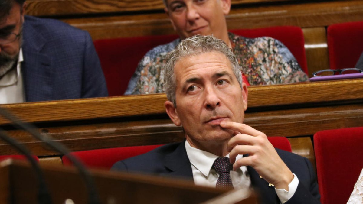 El conseller Josep González-Cambray, durant el ple del Parlament.