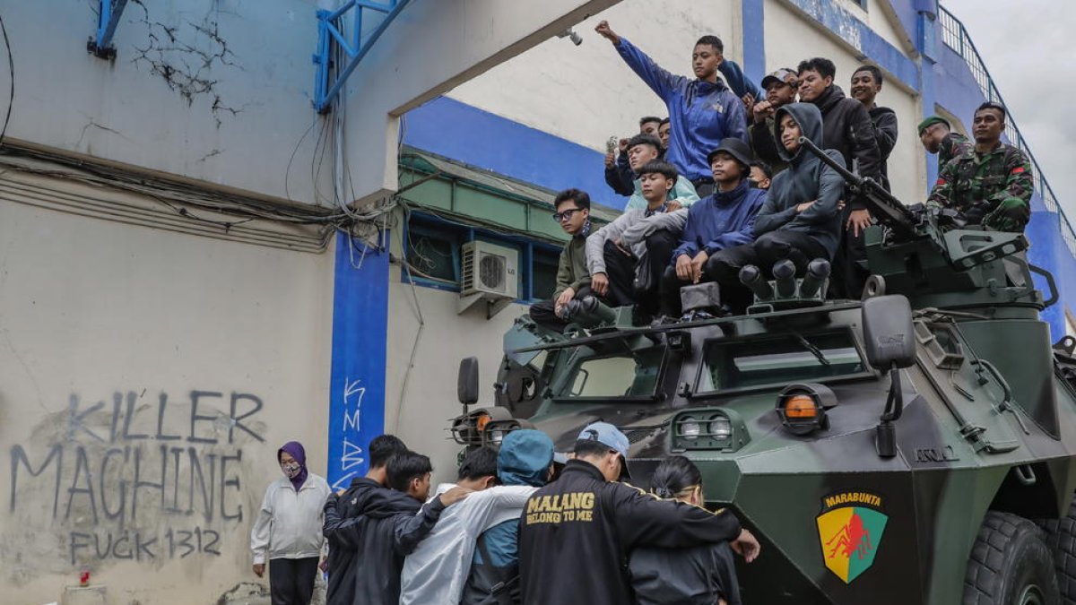 Tragedia en el fútbol en Indonesia: ¿qué se sabe y qué falta por esclarecer