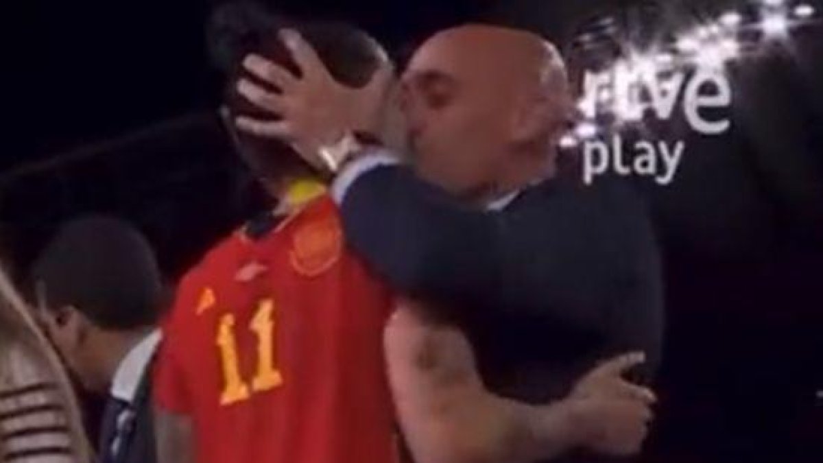 El moment del petó de Rubiales a Hermoso.