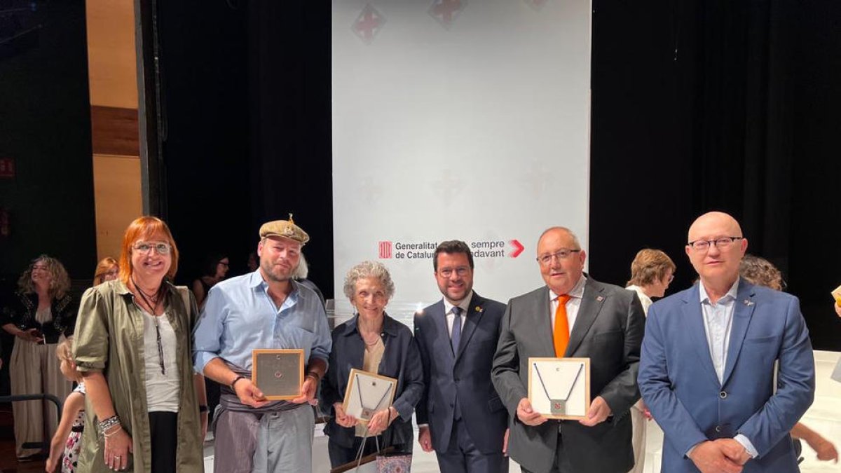 Els lleidatans guardonats, amb el president i els delegats del Govern a Lleida, Montse Bergés, i al Pirineu, Josep Castells.