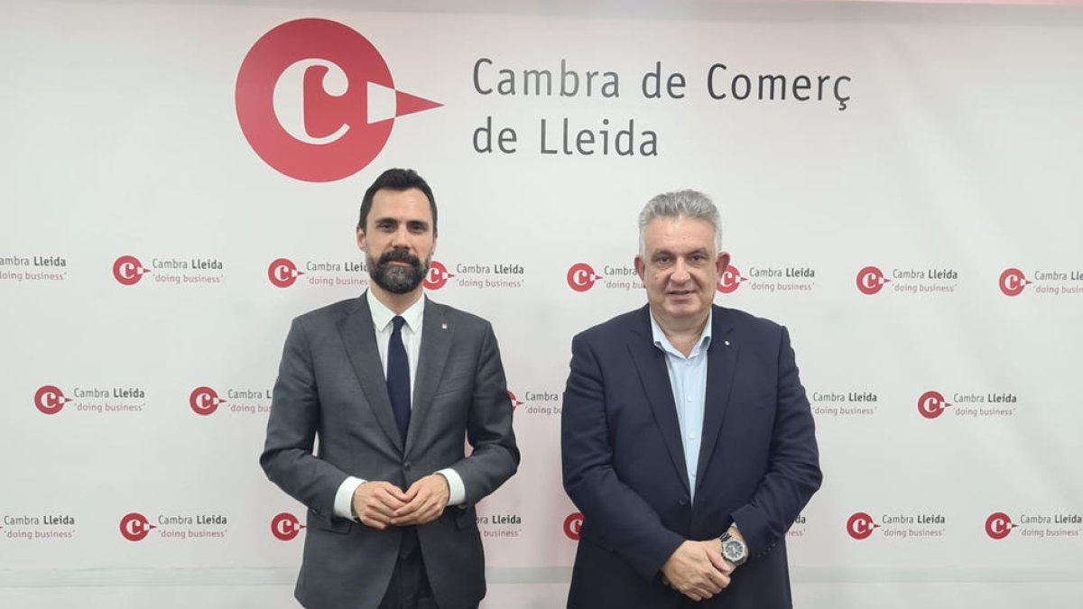El conseller d'Empresa i Treball, Roger Torrent, amb el president de la Cambra de Comerç de Lleida, Jaume Saltó.