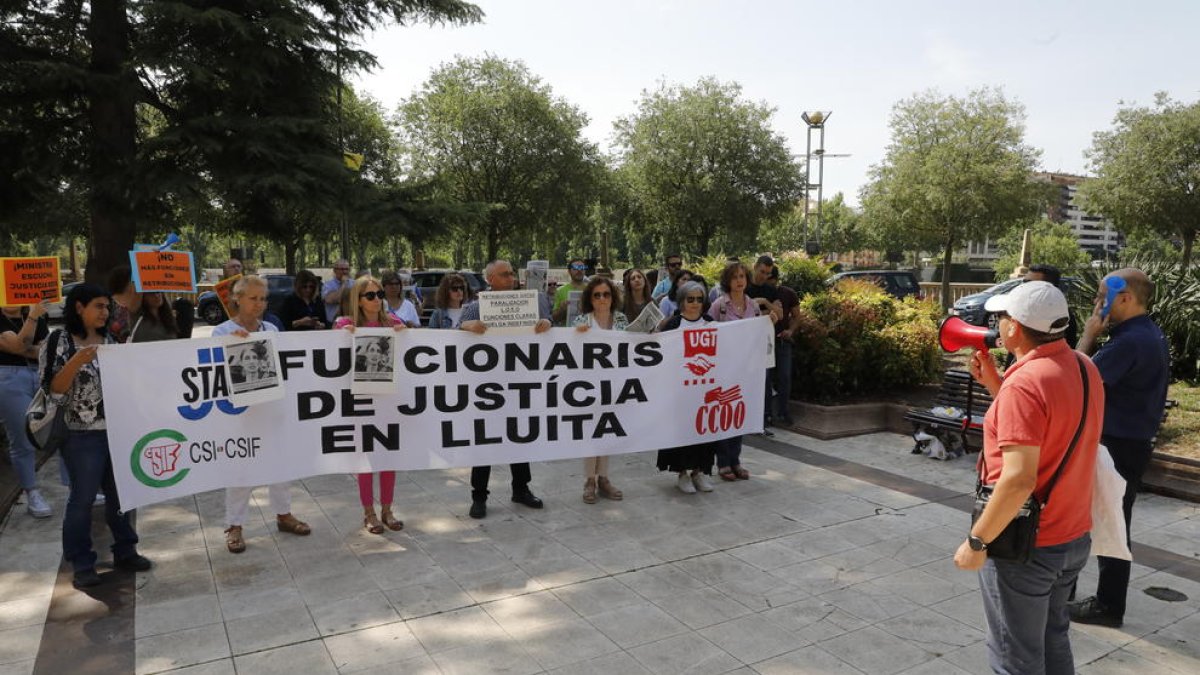 Funcionaris es van tornar a concentrar ahir davant de la subdelegació del Govern central a Lleida.