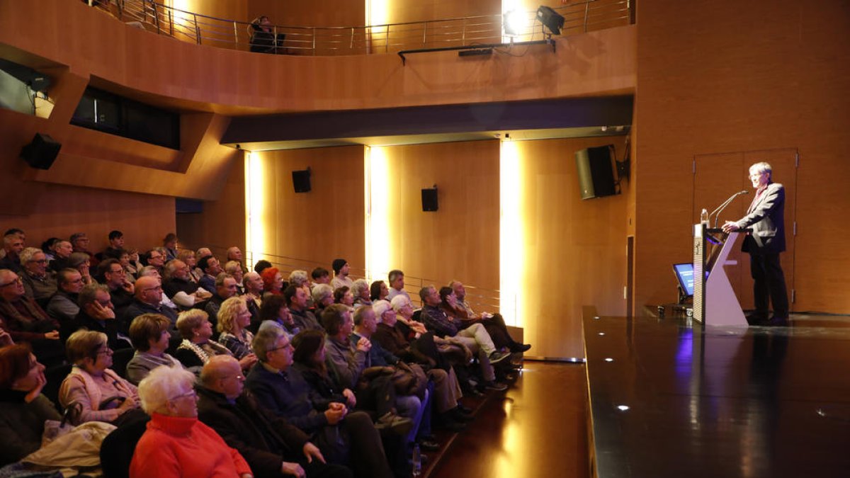 Más de 50 personas asistieron ayer a la conferencia del cientificó mexicano en CaixaForum Lleida.