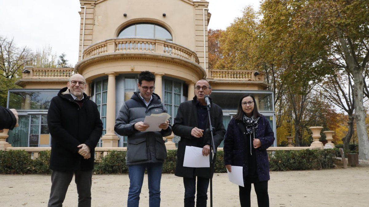 Jaume Rutllant, Toni Postius, Miquel Pueyo i Jordina Freixanet, ahir davant del Xalet dels Camps Elisis.