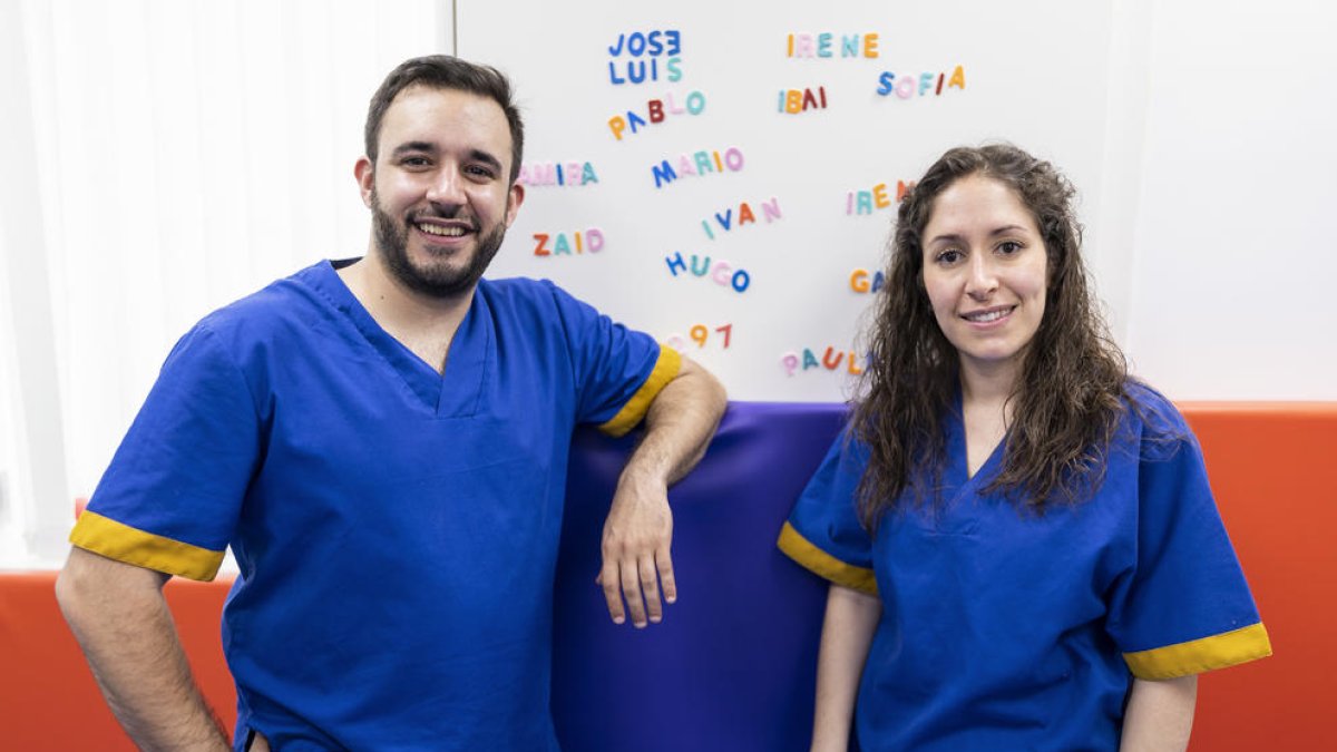 El fisioterapeuta Borja Recuenco i la neuropsicòloga Alicia Moraleda, que treballen amb supervivents de càncer, posen per al fotògraf al Centre d'Asion de Madrid.