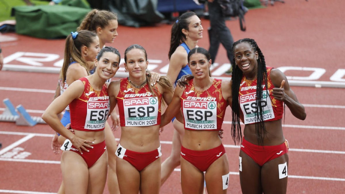 Berta Segura, segona per l'esquerra, amb la resta de l'equip espanyol de relleus 4x400 que es va classificar per a la final.