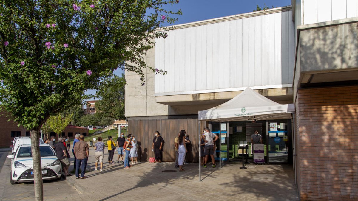Imagen de archivo de una cola de ciudadanos para entrar en el CAP de primer de Maig.