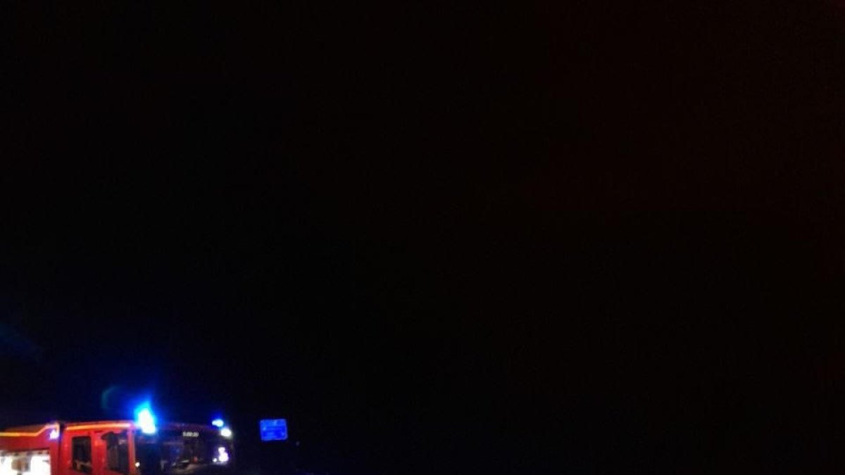 Bombers i efectius del SEM treballant minuts després en el sinistre, en el qual també va resultar ferit greu un jove de 22 anys.